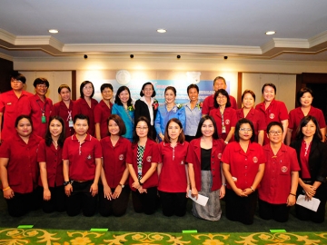 พญ.ภาวิณี รุ่งทนต์กิจ, เพ็ญจันทร์ เจียมกรกต, ผาณิต พูนศิริวงศ์, ศันสนีย์ อยู่ประเสริฐ และนักสังคมสงเคราะห์ขยันขันแข็ง