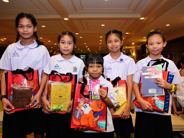 นอกจากรับทุนสนับสนุนแล้วยังได้รับของขวัญถุงใหญ่กลับบ้านด้วย