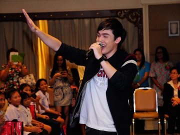 จัมโบ้ เดอะสตาร์ มาร้องเพลงให้น้องๆ ฟัง