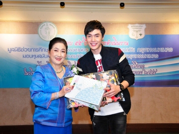 ประธานมูลนิธิฯ มอบของขวัญแทนคำขอบคุณให้กับจัมโบ้ เดอะสตาร์