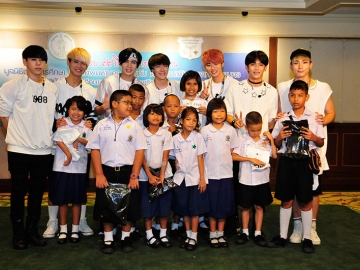 พี่ๆ วงทรีวันซิกส์ถ่ายรูปกับน้องๆ อย่างใกล้ชิด