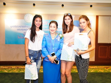 สาวๆ เดอะเฟซ จุ๊กกู้, แพรว และติช่า รับของที่ระลึกจากประธานมูลนิธิฯ