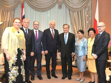 เยี่ยมคารวะ : คุณหญิงทรงสุดา ยอดมณี สมาชิกสภานิติบัญญัติแห่งชาติ ในฐานะประธานกลุ่มมิตรภาพสมาชิกรัฐสภาไทย-โปแลนด์ นำคณะสมาชิกรัฐสภาโปแลนด์-ไทย เข้าพบ ดอน ปรมัตถ์วินัย รัฐมนตรีว่าการกระทรวงการต่างประเทศ ในโอกาสที่มาเยือนไทย ที่กระทรวงการต่างประเทศ