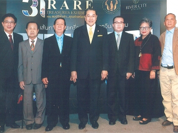 ส่งเสริมศิลปวัตถุ : ดร.สุรเกียรติ์ เสถียรไทย เป็นประธานในพิธีเปิดงาน “นิทรรศการ 31 สมบัติล้ำค่า คุณค่าแห่งกาลเวลา” เรียนรู้ประวัติศาสตร์และวัฒนธรรมผ่านงานเสวนา “เส้นทางสายเครื่องถ้วย จากจีนสู่สยาม” โดยมี วรพงศ์ สุขธีรอนันตชัย, 
ภุชชงค์ จันทรวิช, พิมพ์ประไพ พิศาลบุตร, สมศักดิ์ ทองอิน ร่วมงาน ณ ศูนย์การค้า ริเวอร์ ซิตี้ แบงค็อก