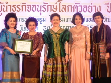 คืนสังคม : ละออ ตั้งคารวคุณ รองประธานที่ปรึกษากลุ่มบริษัททีโอเอ รับประกาศ เกียรติคุณ “สตรีผู้นำธุรกิจอนุรักษ์โลกตัวอย่าง ปี 2559” จาก ดร.อรรชกา สีบุญเรือง รมว.อุตสาหกรรม จัดโดย สหพันธ์สมาคมสตรีนักธุรกิจและวิชาชีพฯ, กระทรวงการพัฒนาสังคมฯ และกระทรวงอุตสาหกรรม ที่โรงแรมแกรนด์ไฮแอทเอราวัณ