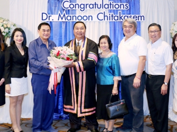 ร่วมยินดี : ดร.อัศวิน อิงคะกุล ปธ.กก.บห.มิราเคิล กรุ๊ป ร่วมแสดงความยินดีกับ ดร.มนูญ จิตตเกษม นายสถานีเดลต้าแอร์ไลน์ ในโอกาสได้รับพระราชทานปริญญาบริหารธุรกิจดุษฎีบัณฑิตกิตติมศักดิ์ สาขาการจัดการธุรกิจ จาก ม.ราชภัฏพระนคร โดยมี หลุยส์ มอเซอร์ นายสถานีแควนตัส และ ปธ.คณะ กก.ดำเนินงานธุรกิจการบินกรุงเทพ, สมนึก วีระเกียรติกำจร ที่ปรึกษาประธาน และ ศุภกิจ มะยานนท์ อดีต ผจก.ฝ่ายบริหารสินค้า เดลต้าแอร์ไลน์ ร่วมยินดี ที่โรงแรมมิราเคิล แกรนด์ คอนเวนชั่น