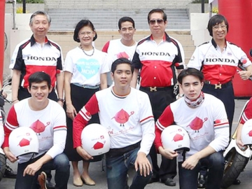 ผ่านสภากาชาดไทย : ดร.อรรณพ พรประภา ประธาน บจก.เอ.พี.ฮอนด้า รณรงค์ให้คนรุ่นใหม่ออกมาบริจาคโลหิตถวายเป็นพระราชกุศลในโอกาสสมเด็จพระนางเจ้าฯ พระบรมราชินีนาถ ทรงเจริญพระชนมพรรษา ครบ 7 รอบ โดยมี น.ท.หญิง พญ.อุบลวัณณ์ จรูญเรืองฤทธิ์ ผอ.ศูนย์บริการโลหิตแห่งชาติ ต้อนรับ