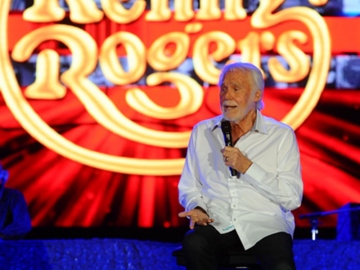 เคนนี่ โรเจอร์ส ศิลปินรุ่นใหญ่ระดับตำนานของโลกโชว์บทเพลงสุดประทับใจ