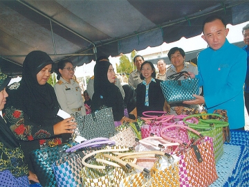 ปฏิรูปที่ดิน : หม่อมหลวงปนัดดา ดิศกุล รัฐมนตรีประจำสำนักนายกรัฐมนตรี เป็นประธานมอบหนังสืออนุญาตให้เข้าทำประโยชน์ในเขตปฏิรูปที่ดิน ให้แก่เกษตรกร และติดตามความก้าวหน้าการดำเนินงานฯ ที่บ้านประชารัฐร่วมใจ 1 และ 2 บ้านบาเฆะ อ.เมือง จ.นราธิวาส