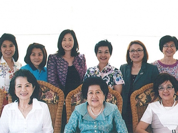 ประชุม : คุณหญิงอุไรวรรณ ศิรินุพงศ์ นายกสมาคมสตรีมหาพฤฒารามในพระบรมราชินูปถัมภ์ จัดประชุมศิษย์เก่าเชิญร่วมเป็นคณะกรรมการขับเคลื่อนงานของสมาคม โดยมี ดร.ณัฐกาญจน์ สุวรรณปฏิกรณ์, วิไลวรรณ อาจาริยานนท์, อัจฉรา ตั้งมติธรรม และ วิภา บำเพ็ญวิบูลย์กิจ ร่วมประชุม ณ ห้องอาหาร เดอะ คาเฟ่ โรงแรมมณเฑียร ริเวอร์ไซด์