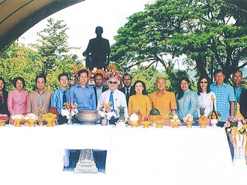 รำลึก : ผศ.ดร.ประภา กาหยี อธิการบดี มรภ.ภูเก็ต และ รศ.สุทิพย์ จินาวุธ รองอธิการฯ จัดพิธีบวงสรวงอนุสรณ์สถาน “ขุนเลิศโภคารักษ์ และ นายอุ่น-คุณหญิงกาญจนา ณ ระนอง” เพื่อรำลึกถึงคุณงามความดีที่ท่านอุทิศที่ดินจำนวน 300 ไร่ เป็นที่ตั้ง มรภ.ภูเก็ต โดยมี วิบูลชัย-ชัยภัทร ณ ระนอง, สมศักดิ์-วิภาพรรณ-ไตรรัตน์ คูสุวรรณ ผู้เป็นทายาทร่วมงาน ณ มรภ.ภูเก็ต