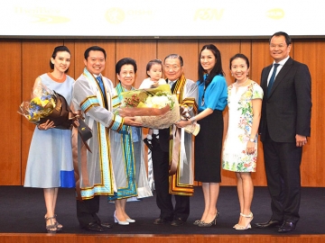 สุดปลื้ม : เจริญ-คุณหญิงวรรณา สิริวัฒนภักดี พร้อมครอบครัว ร่วมมอบช่อดอกไม้แสดงความยินดีกับ ฐาปน สิริวัฒนภักดี กรรมการผู้อำนวยการใหญ่ บริษัท ไทยเบฟเวอเรจ จำกัด (มหาชน) ที่ได้เข้ารับพระราชทานปริญญาบริหารธุรกิจดุษฎีบัณฑิตกิตติมศักดิ์ สาขาการจัดการโลจิสติกส์และซัพพลายเชน มหาวิทยาลัยราชภัฏสวนสุนันทา