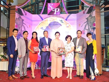 เทศกาลไหว้พระจันทร์ : บริษัท เอส แอนด์ พี ซินดิเคท จำกัด (มหาชน) จัดงานแถลงข่าว “พรพระจันทร์จากใจ” เปิดตัวขนมไหว้พระจันทร์ เอส แอนด์ พี ปี 2016 เพื่อส่งต่อพรล้ำค่า ผ่านขนมไหว้พระจันทร์เอสแอนด์พี โดยมี ภัทรา ศิลาอ่อน ประธานกรรมการ บมจ.เอส แอนด์ พี ซินดิเคท เป็นประธานเปิดงาน พร้อมด้วย ประเวศวุฒิ ไรวา และ เกษสุดา ไรวา ณ โซนลิฟต์แก้ว ชั้น 1 ศูนย์การค้าเซ็นทรัลพลาซา พระราม 3