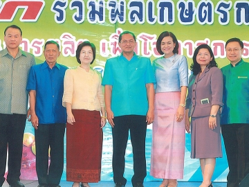 รวมพลเกษตรกรไทย : กมลวิศว์ แก้วแฝก ผู้อำนวยการองค์การตลาดเพื่อเกษตรกร จัดงาน อตก.รวมพลเกษตรกรไทย” ลดต้นทุนการผลิต เพิ่มโอกาสการแข่งขัน เปิดตลาดให้ประชาชนได้สามารถเลือกซื้อสินค้าจากเกษตรกร โดยมี จินตนา ชัยวรรณาการ ผู้ช่วยรัฐมนตรีประจำกระทรวงเกษตรและสหกรณ์ เป็นประธานในพิธี ณ ตลาดองค์การตลาดเพื่อเกษตรกร ถนนพหลโยธิน