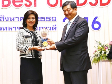 ต่อเนื่องเป็นปีที่ 3 : นุสรา (อัสสกุล) บัญญัติปิยพจน์ กก.ผจก.บมจ.ไทยสมุทรประกันชีวิต เข้ารับโล่รางวัลสถานประกอบกิจการดีเด่นด้านการส่งเสริมการพัฒนาฝีมือแรงงาน จาก พล.อ.ศิริชัย ดิษฐกุล รมว.แรงงาน โดยจัดอบรมสัมมนาเพิ่มศักยภาพการทำงานของพนักงาน ที่ สโมสรทหารบก