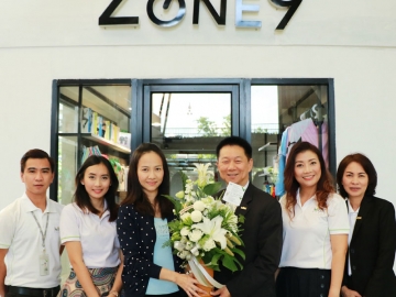 เพื่อคนรักจักรยาน : สมพล ตรีภพนารถ กก.ผจก.กลุ่มธุรกิจศูนย์การค้า บมจ.เอ็ม บี เค และ อรวรรณ จึงประเสริฐศรี ผจก.ทั่วไป ศูนย์การค้าเดอะไนน์ เซ็นเตอร์ พระราม 9 ร่วมยินดีกับ อัญญา ยูถะสุนทร 
ในโอกาสเปิดร้าน Zone 9 สาขาแรก