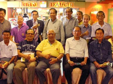 เพื่อนร่วมวงการ : สุคร วิทยากุล ประธานชมรมช่างภาพสื่อมวลชนอาวุโส นัดเพื่อนๆ สมาชิกชมรมฯ มาร่วมพบปะสังสรรค์พร้อมเลี้ยง
ต้อนรับ สุทัศน์ พัฒนสิงห์ อดีตช่างภาพราชสำนัก นสพ.เดลินิวส์ ในโอกาสเดินทางจากสหรัฐอเมริกา กลับมาเยี่ยมบ้านเกิด โดยมี 
น้อม พงศ์กัญจนานุกูร อดีตช่างภาพส่วนพระองค์ สำนักพระราชวัง, ไกรสีห์ นาคประเสริฐ และ นคร วีระประวัติ มาร่วมสังสรรค์ด้วย ที่โรงแรม
ดิ เอมเมอรัลด์