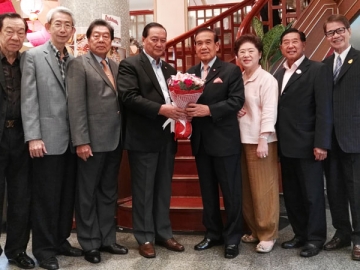 อวยพรวันเกิด : สนิท วรปัญญา และ ประทีป กิจจาพิพัฒน์ จัดงานเลี้ยงฉลองวันเกิดให้แก่ อุทัย พิมพ์ใจชน อดีตประธานรัฐสภา โดยมี ไพรัช วรปาณิ กรรมการอัยการ, ดร.สมพร จึงรุ่งเรืองกิจ, ประจักษ์ ตั้งคารวคุณ บอสใหญ่
สีทีโอเอ, กิตติพงศ์ เตรัตนชัย และสมบูรณ์ สุริยบูรพกูล ร่วมอวยพรด้วย 
ที่ภัตตาคาร เชียงการีลา