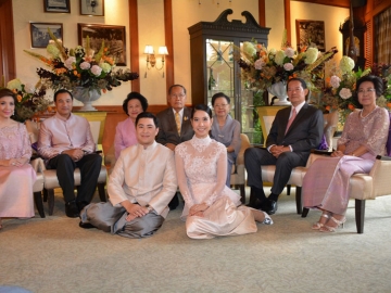 จองไว้ก่อน : ฯพณฯ อำพล เสนาณรงค์ องคมนตรี และท่านผู้หญิงพึงใจ 
สินธวานนท์ เป็นประธานในพิธีหมั้นระหว่าง มุทิตา บุตรี ประภัทร์-นิตยา ศรลัมพ์ กับ ปรินทร์ บุตร กลินท์-เพชรพริ้ง สารสิน ณ ห้องไลบรารี่ 1918 โรงแรมดุสิตธานี กรุงเทพฯ