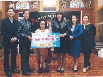 สมทบทุน : ธัญฑิกา โพธิสมภรณ์ ผู้ช่วยผู้จัดการใหญ่ ธนาคารกรุงเทพ จำกัด 
(มหาชน) มอบเงินจำนวน 300,000 บาท แก่ กมลา สุโกศล ประธานกรรมการ
บริหาร กลุ่มโรงแรมสุโกศล เพื่อร่วมสนับสนุนการจัดคอนเสิร์ตการกุศล “The 
Entertainment II” ระดมทุนหารายได้บำรุง “ศูนย์สมเด็จพระเทพรัตนฯ แก้ไข
ความพิการบนใบหน้าและกะโหลกศีรษะ โรงพยาบาลจุฬาลงกรณ์ สภากาชาดไทย” 
ณ ห้องกมลทิพย์บอลรูม โรงแรมเดอะ สุโกศล กรุงเทพ