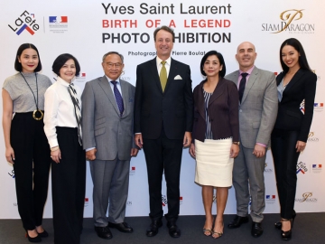 เปิดนิทรรศการ : ฯพณฯ จิลส์ การาชง เอกอัครราชทูตสาธารณรัฐฝรั่งเศสประจำ
ประเทศไทย ร่วมกับ ชาลี จารุวัสตร์ ที่ปรึกษาประธานเจ้าหน้าที่บริหาร ด้านกิจการ
องค์กรสัมพันธ์ บริษัท สยามพิวรรธน์ จำกัด และ มยุรี ชัยพรหมประสิทธิ์ 
จัดงานเปิดนิทรรศการ “อีฟ แซงต์ โลรองต์ เบิร์ธ ออฟ อะ เลเจน” โดย ปิแอร์ บูลาต์ ณ ฮอลล์ ออฟ เฟม ชั้น M ศูนย์การค้าสยามพารากอน