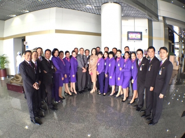 ไอเอ็มบินไทย : “In-flight Manager (IM) การบินไทยรุ่น 2016/4 เข้าร่วมรับการประเมินผลการปฏิบัติงานในรอบ 140 วัน ตามนโยบายพัฒนาบุคลากรระดับแนวหน้า และให้สอดรับตามมาตรฐานของฝ่ายบริการบนเครื่องบิน จากฝ่ายบริหารและได้เข้าร่วมทดสอบอาหารไทยจากห้องอาหารของการบินไทย โดยมี พิสุทธิ์ สุทธิสารรณกร (ผจก.กองระเบียบและวินัยบุคลากร) และ จิรดา โฉมทอง จากฝ่ายบริหารการบินไทย ณ ศูนย์ปฏิบัติการบินสุวรรณภูมิ (OPC)