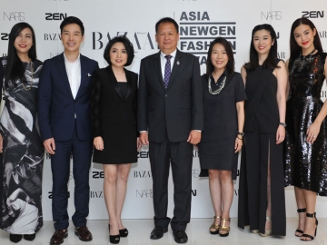 14 แบรนด์ชั้นนำ : ประสงค์ นิลบรรจง รองอธิบดีกรมส่งเสริมอุตสาหกรรม มอบรางวัลแก่นักออกแบบไทยรุ่นใหม่เพื่อเป็นตัวแทนประกวดระดับเอเชียที่ประเทศสิงคโปร์ และชมแฟชั่นโชว์ชุดพิเศษ ที่ห้างสรรพสินค้าเซน โดยมี ฌาน ชานนท์ ผอ.ฝ่ายการตลาด และ ศิริพร ลิจุติภูมิ ผอ.ฝ่ายบริหารสินค้า ร่วมต้อนรับ