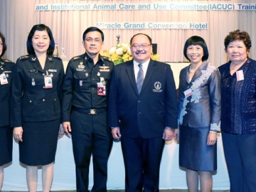 วิธีปฏิบัติ “สัตว์ทดลอง” : รศ.น.สพ.ปานเทพ รัตนากร นายกสมาคมวิทยาศาสตร์สัตว์ทดลองแห่งประเทศไทย เปิดการประชุมวิชาการนานาชาติ โดยมี พล.ต.สุรเดช 
จารุจินดา ผอ.สถาบันวิจัยวิทยาศาสตร์การแพทย์ทหาร และสพ.ญ.มณทิพย์ เจตยะคามิน ร่วมประชุม ที่โรงแรมมิราเคิล แกรนด์ คอนเวนชั่น