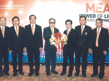 แสดงความยินดี : สุทธิเกียรติ จิราธิวัฒน์ มอบกระเช้าดอกไม้แสดงความยินดีให้แก่ ชัยยงค์ พัวพงศกร ที่ได้รับการแต่งตั้งเป็นผู้ว่าการการไฟฟ้านครหลวงคนใหม่ โดยมี ชัยยันต์ ภรตพรหมมาตร์, วรรณ มหาเมฆี, สุรพล วิบูลย์วิภา, สมพงษ์ พงษ์สกุลรังษี และ สารนิต อังศุสิงห์ มาร่วมแสดงความยินดีด้วย ที่ห้องเวิลด์บอลรูม โรงแรมเซ็นทาราแกรนด์ เซ็นทรัลเวิลด์