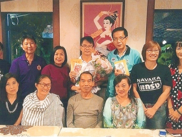 ศิษย์เก่าดีเด่น : นงนาถ ห่านวิไล, บุญลาภ ภูสุวรรณ, ศุลีพร โชควิวัฒน จัดเลี้ยงแสดงความยินดีกับ สมภพ จันทร์ฟัก และ ถนอม ดีสร้อย ศิษย์เก่าดีเด่น คณะการสื่อสารมวลชน ม.เชียงใหม่ โดยมี พิมพร ศิริวรรณ และ ธนิต วิจิตรพันธุ์ ร่วมด้วย ที่ครัวชุมสาย พหลโยธิน 7