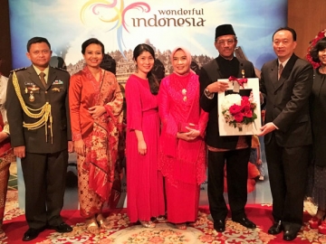 เดอะ แพลทินัม กรุ๊ป ร่วมยินดี : ชาญชัย พันธุ์โสภา กก.ผจญ.บมจ. เดอะแพลทินัม กรุ๊ป มอบดอกไม้แสดงความยินดีเนื่องในโอกาสวันฉลองครบรอบปีที่ 71 การประกาศอิสรภาพของสาธารณรัฐอินโดนีเซีย โดยมี อะฮ์มัด รุซดี เอกอัครราชทูตแห่งสาธารณรัฐอินโดนีเซียประจำประเทศไทย และ อนิตา รุซดี ภริยา ต้อนรับ ณ ห้อง เดอะ แกรนด์ บอลรูม โรงแรมแกรนด์ ไฮแอท เอราวัณ กรุงเทพฯ