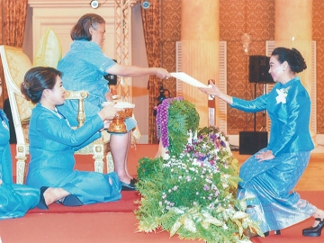 สตรีไทยดีเด่น : สมเด็จพระเทพรัตนราชสุดาฯ สยามบรมราชกุมารี พระราชทานรางวัลโล่สตรีดีเด่น ประจำปี 2559 แก่ อัมพรศรี สุพุทธิพงศ์ รองประธานกรรมการกลุ่มบริษัทนานมี ซึ่งสภาสตรีแห่งชาติในพระบรมราชินูปถัมภ์ จัดขึ้นเพื่อเชิดชูบทบาทของสตรีไทยว่ามีส่วนสำคัญในการผลักดันและสร้างสรรค์สังคมและประเทศชาติสู่ความสุขสงบและเจริญรุ่งเรือง ณ ห้องรอยัล จูบิลี่ บอลรูม อิมแพค เมืองทองธานี