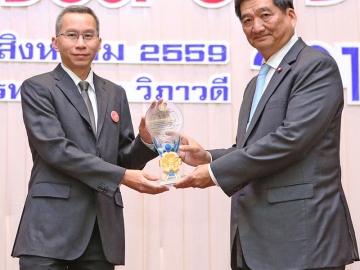 สถานประกอบกิจการดีเด่น : พล.อ.ศิริชัย ดิษฐกุล รมว.กระทรวงแรงงาน เป็นประธานและมอบโล่ประกาศเกียรติคุณ ให้แก่ บจ.สยามอุตสาหกรรมยิปซัม (สระบุรี) หรือ “ยิปซัม ตราช้าง” โดยมี ยุทธศักดิ์นฤชัยปราโมทย์ ผอ.ฝ่ายสถาปัตยกรรม เป็นตัวแทนรับมอบ ในฐานะสถานประกอบกิจการดีเด่นด้านการส่งเสริมการพัฒนาฝีมือแรงงาน ประจำปี พ.ศ.2559 ซึ่งได้ให้การสนับสนุนและพัฒนาทักษะช่างฝีมือแรงงานไทย ร่วมกับ กรมพัฒนาฝีมือแรงงาน กระทรวงแรงงาน อย่างต่อเนื่อง ณ สโมสรทหารบก กทม.