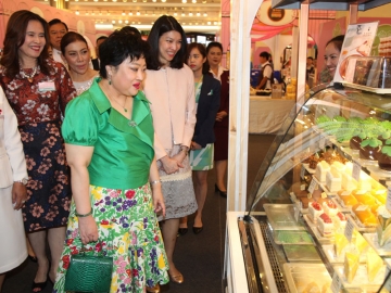 พระเจ้าวรวงศ์เธอ พระองค์เจ้าโสมสวลี พระวรราชาทินัดดามาตุ เสด็จทรงเปิดงาน “Sweet Mania ครั้งที่ 10” มหกรรมขนมหวานนานาชาติ โดยมี จิตตินันท์ หวั่งหลี รอง กก.ผจก.สายพัฒนาธุรกิจและการตลาด ศูนย์การค้าฟิวเจอร์พาร์ค พร้อมคณะผู้บริหาร รับเสด็จ ณ ศูนย์การค้าฟิวเจอร์พาร์ค จังหวัดปทุมธานี
