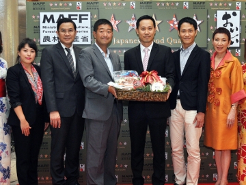 สินค้าด้านอาหารจากญี่ปุ่น : ชัยรัตน์ เพชรดากูล ผจก.ใหญ่บริหารสินค้าซูเปอร์มาร์เกต บจก.เดอะมอลล์ กรุ๊ป เปิดงาน “Japanese Food Quality” ที่ กูร์เมต์ มาร์เก็ต เอ็มควอเทียร์, เอ็มโพเรียม และ พารากอน ดีพาร์ทเม้นท์สโตร์