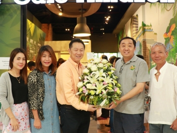 เครื่องดื่ม และเบเกอร์รี่ : สมพล ตรีภพนารถ กก.ผจก.ธุรกิจศูนย์การค้า บมจ.เอ็ม บี เค มอบดอกไม้แสดงความยินดีให้แก่ ดร.เอกศักดิ์ แดงเดชเจ้าของร้านกาแฟ “คาเฟ่ อเมซอน” ในโอกาสเปิดสาขาใหม่ ที่ ศูนย์การค้า เอ็ม บี เค เซ็นเตอร์