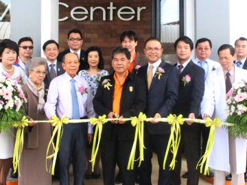 การแพทย์ทันสมัย : นพ.สมชาย จันทร์สว่าง ประธานเจ้าหน้าที่บริหาร โรงพยาบาลวัฒนแพทย์ ตรัง ต้อนรับ เดชรัฐ สิมศิริ ผู้ว่าราชการจังหวัดตรัง ในโอกาสมาเป็นประธานเปิด “อาคาร เอ็ม อาร์ ไอ เซ็นเตอร์” และเครื่องตรวจวินิจฉัยด้วยคลื่นแม่เหล็กไฟฟ้า เอ็ม อาร์ ไอ ที่โรงพยาบาลวัฒนแพทย์ ตรัง จังหวัดตรัง