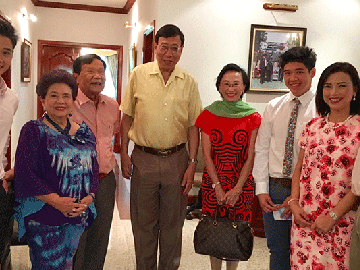 ประธาน สนช. ศ.พิเศษ พรเพชร-อารยา วิชิตชลชัย กับครอบครัวเจ้าของวันเกิด ศรีภูมิ-ม.ร.ว.วรรณาภรณ์ ศุขเนตร และครอบครัวบุตรชายคนสุดท้อง พ.อ.(พิเศษ) ศิรนันท์-ทิพย์รัตน์ และลูกชายทั้ง 2 สันตพัฒน์-สิทธิพัฒน์ ศุขเนตร