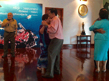 เปิดฟลอร์ลีลาศเป็นคู่ๆ อย่างโรแมนติก