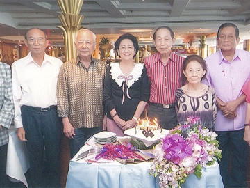 สังสรรค์ : ศาสตราจารย์กิตติคุณ ทักษิณา สวนานนท์ รองประธานที่ปรึกษา วปรอ.344 นัดเพื่อนๆ ร่วมรุ่นมาพบปะสังสรรค์พร้อมฉลองวันเกิดให้กับ พลเรือเอกทวีชัย เลียงพิบูลย์, ร้อยตรีวิจิตร อยู่สุภาพ, พลเอกนิพนธ์ ไชยะบุรินทร์, พลโทโอภาส วงษ์สวัสดิ์, ศ.พญ.สว่างใจ พึ่งพักตร์ และ พลเอกประสาร เปรมะสกุล ที่ห้องอาหารดิ เอมเมอรัลด์ คอฟฟี่ช็อป โรงแรม ดิ เอมเมอรัลด์