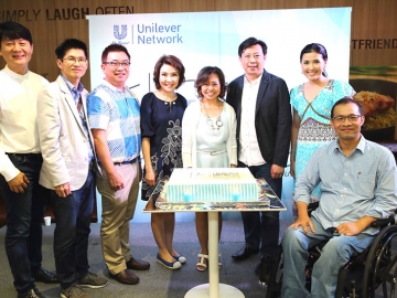 ครบรอบ 16 ปี : สุชาดา ธีรวชิรกุล ประธานบริหาร ยูนิลีเวอร์ เน็ทเวิร์ค บริษัท ยูนิลีเวอร์ไทย เทรดดิ้ง จำกัด ฉลองครบรอบ 16 ปี “ยูนิลีเวอร์ เน็ทเวิร์ค” พร้อมก้าวสู่ปีที่ 17 อย่างเกรียงไกร ด้วยการเติบโตแบบก้าวกระโดด โดยมี มนต์ชัย เดโชจรัสศรี, อดิศรา วัลลภศิริ, เจอร์รี่ หลุย, อภิวัชร์ วิบูลย์วัฒนกุล, ปารณีย์-พ.ต.ท.ทัศน์พล บู้หลง และ วิสูตร เดชะภัทรวสุ ร่วมยินดี ณ ยูนิลีเวอร์ เฮ้าส์ ถนนพระราม 9