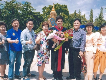 บัณฑิตใหม่ : จักรพันธ์-รุ่งฤดี วรอาคาร ปลื้มอกปลื้มใจที่ลูกชาย สภพงศ์ วรอาคาร สำเร็จการศึกษามหาวิทยาลัยมหิดล ศาลายา สาขามนุษยศาสตร์ ท่ามกลางญาติพี่น้องร่วมแสดงความยินดี