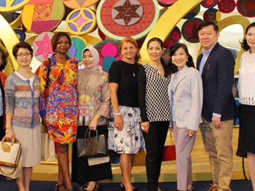 ชมนิทรรศการ : พิชัย จิราธิวัฒน์ และ สุพัตรา จิราธิวัฒน์ ฝ่ายบริหาร บจ.กลุ่มเซ็นทรัล ต้อนรับคณะภริยาเอกอัครราชทูต สาธารณรัฐออสเตรีย, สาธารณรัฐไอร์แลนด์, สาธารณรัฐอินโดนีเซีย, สาธารณรัฐเกาหลี, สาธารณรัฐมองโกเลีย, สาธารณรัฐสโลวัก และสาธารณรัฐโปรตุเกส ประจำประเทศไทย ในโอกาสเยี่ยมชมนิทรรศการเฉลิมพระเกียรติฯ “วิจิตรพัสตรา 84 พรรษา บรมราชินีนาถ” โดยมี สุภาศิริ อมาตยกุล, กุลวิทย์ เลาสุขศรี ร่วมชมด้วย ณ ชั้น G ศูนย์การค้าเซ็นทรัล เอ็มบาสซี่