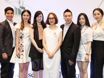 เผยผิวแข็งแรง : ชลิตา พัฒนเจริญ กก.บจ.ลักซ์ เอเชีย (สยาม) และ Alvin Loke-Regional Traning Manager (Coty Asia) ร่วมจัดงานเปิดตัวผลิตภัณฑ์ดูแลผิวพร้อมบำรุงล้ำลึก 3 สเต็ป Cleanse Peel Treat (CPT) สู่ผิวใสแข็งแรงสุขภาพดี โดยมี พิมพลอย พงษ์ภักดี ผจก.ส่วนบริหารสินค้าจากเดอะมอลล์ กรุ๊ป พร้อมด้วยเหล่าคนดังหน้าใสมาร่วมงาน อาทิ กติกากร วรวรรณ ณ อยุธยา,ณชา จึงกานต์กุล, ลินา ลีนุตพงษ์ และวิมลลักษณ์ จงรัตนเมธีกุล ณ บิวตี้ฮอลล์ พารากอน