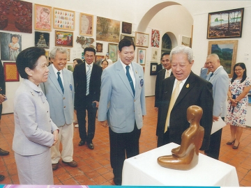 นิทรรศการ Art Camp : พลเอกสุรยุทธ์ จุลานนท์ องคมนตรี เป็นประธานเปิดนิทรรศการ Art Camp (ค่ายศิลปะสัญจร) ของกองทุนส่งเสริมการศึกษาการสร้างสรรค์ศิลปะ “มูลนิธิรัฐบุรุษ พลเอกเปรม ติณสูลานนท์” (กองทุนฯ) เพื่อจัดแสดงผลงานศิลปะ 500 ผลงาน ณ พิพิธภัณฑสถานแห่งชาติ หอศิลป์ ถนนเจ้าฟ้า