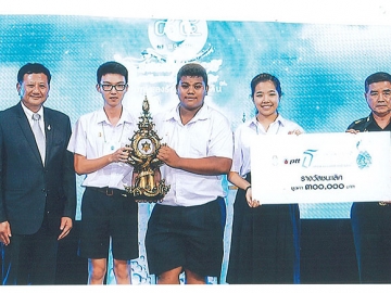 มอบรางวัล : พลเอกเฉลิมชัย สิทธิสาท ผู้ช่วยผู้บัญชาการทหารบก และ สรัญ รังคสิริ ประธานเจ้าหน้าที่ปฏิบัติการกลุ่มธุรกิจปิโตรเลียมขั้นปลาย ปตท. ร่วมเป็นประธานการแข่งขันรอบชิงชนะเลิศ โครงการบทเพลงรักแห่งแผ่นดินปีที่ 6 ณ ศูนย์การค้าเซ็นทรัลเวสต์เกต นนทบุรี