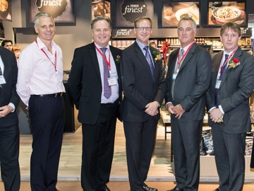 Thai - UK 2016 : มร.จอห์น คริสตี้ ประธาน กก.บริหาร เทสโก้ โลตัส พร้อมด้วย นิสากร มหาวันรองประธาน กก.ฝ่ายกลยุทธ์การพาณิชย์และปฏิบัติการ เทสโก้ โลตัส ต้อนรับ มร.ไบรอัน เดวิดสันออท.อังกฤษประจำประเทศไทย และ มร.ไซมอน แมทธิวส์ ประธานสภาหอการค้าอังกฤษแห่งประเทศไทย ที่บูธ เทสโก้ ไฟน์เนส ในงาน Thai – UK 2016 ซึ่งจัดขึ้นระหว่างวันที่ 7-10 กันยายน ที่ผ่านมา ณ ไบเทค บางนา โดยเทสโก้ โลตัส นำผลิตภัณฑ์ระดับพรีเมียมนำเข้าจากต่างประเทศ ภายใต้แบรนด์ “เทสโก้ ไฟน์เนส” หลายชนิดมาร่วมออกบูธภายในงาน