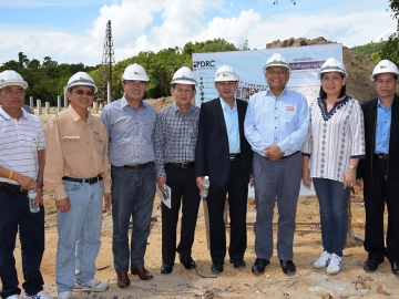 เดินหน้า : สุเทพ เทือกสุบรรณ ประธานกรรมการ มูลนิธิมวลมหาประชาชนเพื่อการปฏิรูปประเทศไทย ลงพื้นที่ตรวจดูความคืบหน้าการก่อสร้าง วิทยาลัยอาชีวภาวนาโพธิคุณ โดยมี ชินวรณ์ บุณยเกียรติ, รศ.ณรงค์ พุทธิชีวิน และ เนาวรัตน์ รัตนพันธุ์ ผอ.วิทยาลัยอาชีวสุราษฎร์ธานี ร่วมงาน ที่อ.เกาะสมุย จ.สุราษฎร์ธานี