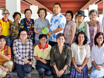 ลูกแม่โดมแบ่งปัน ครั้งที่ 2 : รศ.ประนอม โฆวินวิพัฒน์ ปธ.คณะ กก.บห.กองทุนทำบุญวันเกิด มหาวิทยาลัยธรรมศาสตร์ นำคณะร่วมเลี้ยงอาหารพร้อมจัดกิจกรรมสันทนาการแก่ผู้สูงอายุ ที่ ศูนย์พัฒนาคุณภาพชีวิตผู้สูงอายุสุพรรณบุรี จ.สุพรรณบุรี โดยมี อนันต์ นาคนิยม นายอำเภอบางปลาม้า ต้อนรับ