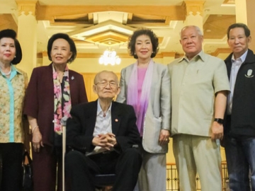 โดดเด่น ริมฝั่งแม่น้ำโขง : สุนทร -อารยา อรุณานนท์ชัย กก.ผจก.ใหญ่ บริษัท ซี.พี.แลนด์ จำกัด (มหาชน) ต้อนรับคณะ อาทิ สมพร เทพสิทธา, คุณหญิงแสงเดือน 
ณ นคร, คุณหญิงพรทิพย์ พุกผาสุข และ ยรรยง คุโรวาท ที่เข้าเยี่ยมชมทัศนียภาพความสวยงามของโรงแรมฟอร์จูน ริเวอร์วิว จ.นครพนม